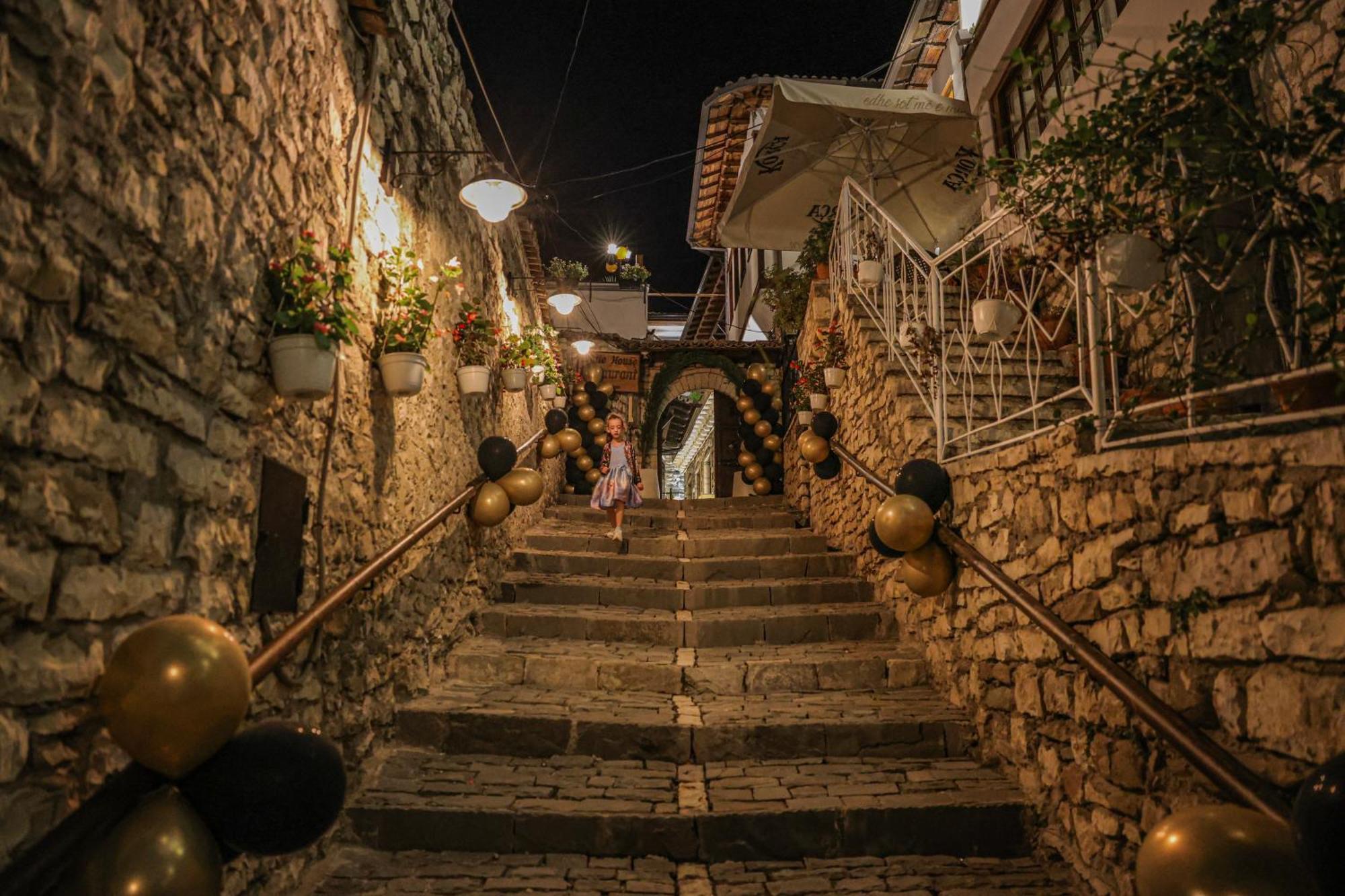 White House Boutique & Restaurant - Since 1999 * Berat