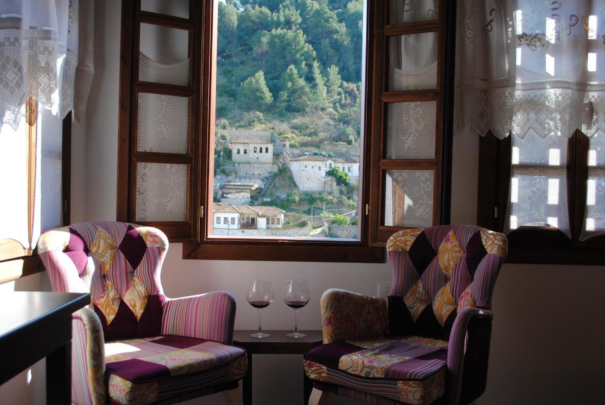 White House Boutique & Restaurant - Since 1999 *