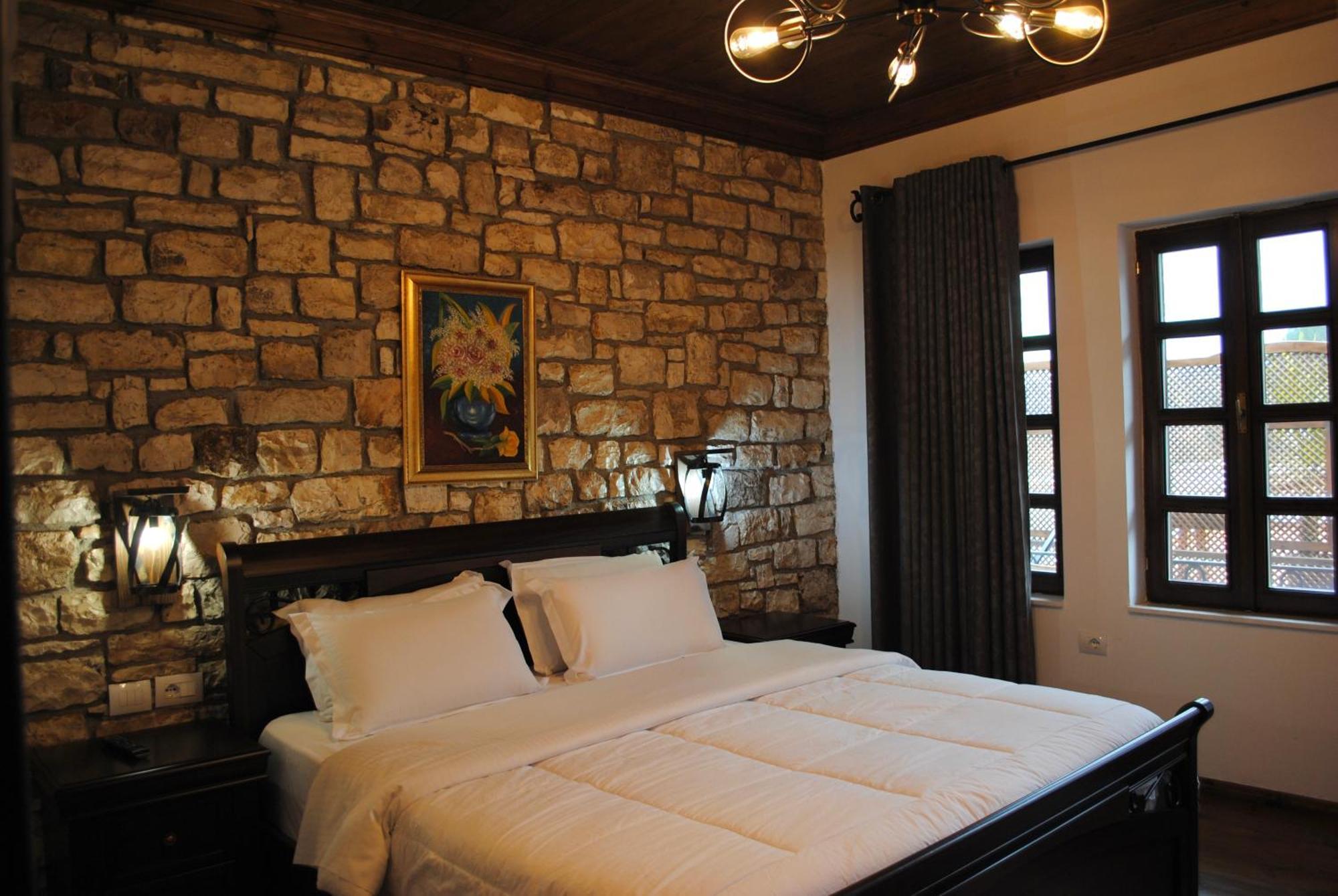 White House Boutique & Restaurant - Since 1999 * Berat